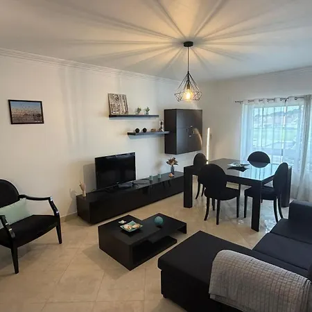 Cozy Retreat Near & Apartamento Sobreda